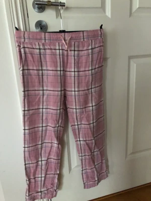 Pyjamasbyxor - 3 pyjamasbyxor 60kr/styck  Alla för 150kr  Bild 1 Rosa från Lindex Storlek 134/140   Bild 2 Svarta Storlek 146/152 ( små i storleken)   Bild 3 vita/rosa storlek 11y/12y kommer från England 