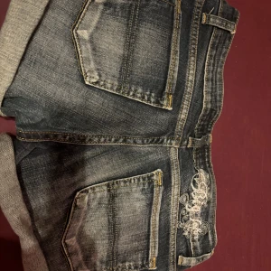 Big John shorts  - Lågmidjade big John shorts, de va jeans men klippte dom så man kan vika upp och ner dom hur man vill. Står size 30in, 31l  i byxorna vet inte vad det betyder men skulle säga Xs 
