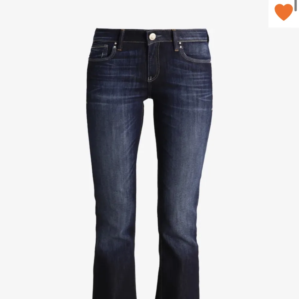 Säljer ett par jättesnygga bootcut jeans från Mavi. Väldigt bra skick. Nypris 630kr. Innerbennslängden =86 cm Midjemåttet rakt över =37 cm Skriv för fler bilder eller frågor 🤍. Jeans & Byxor.