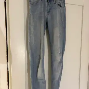 • Crocker Jeans i bra skick  • Normal i storlek  • Storlek 28/34 (xs/s) • pris kan diskuteras - säljer för 200kr+frakt🩷