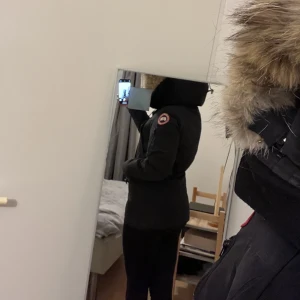 Dam canada goose jacka - Säljer nu min canada goose jacka då den blivit för liten.  Den är i mycket bra skick. Hör av dig för mer info :) (Pris kan diskuteras)