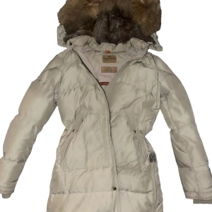 Parajumper Vinterjacka - Parajumper jacka i storlek S (passar även M) pälsen är avtagbar. obs dragkedjan är sönder därav billigt pris 🤍