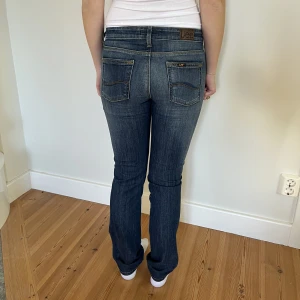 Lågmidjade jeans  - Snygga vintage jeans!💕  Midjemått( rätt över): 38cm  Inerbenslängd: 74cm Lårmått ( rätt över): 23cm  Modellen på bilden är 170cm   Köp gärna via ”KÖP NU”💖 Skriv ifall ni har några frågor eller funderingar // perfectjeans🫶