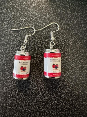 Örhänge rekorderlig cider - Nya örhänge med rekorderlig cider skogsbär. Krokarna är inköpta som nickelsäkra. Köp idag, imorgon kan de vara sålda.