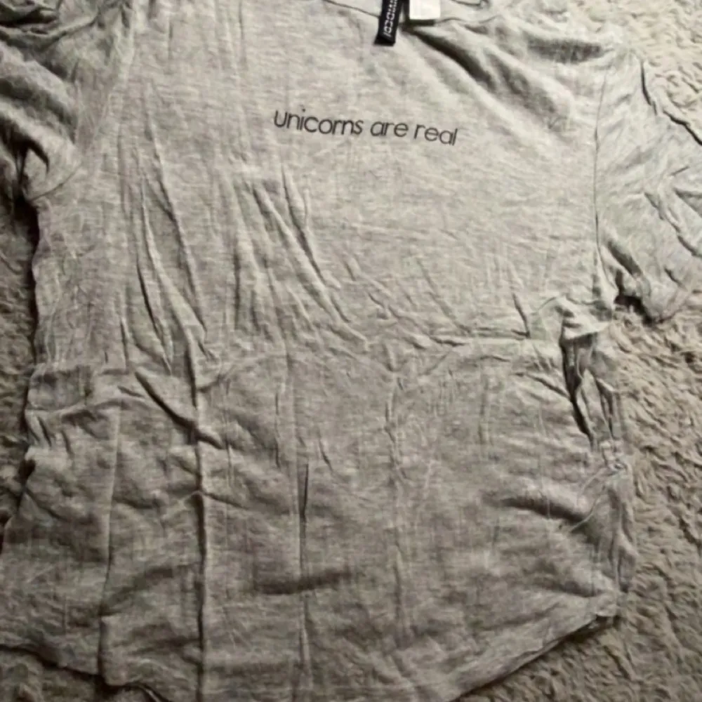 Söt grå pyjamaströja med motivet ”unicorns are real” från H&M säljer då det inte är min stil. . T-shirts.