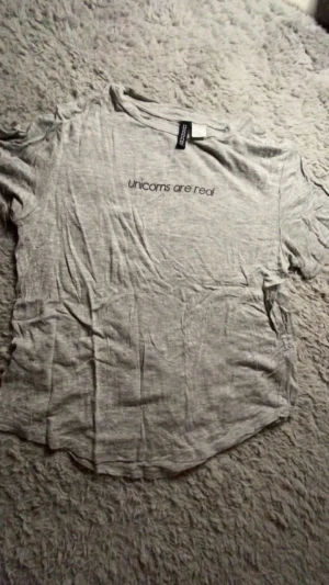 Grå PJ tröja - Söt grå pyjamaströja med motivet ”unicorns are real” från H&M säljer då det inte är min stil. 