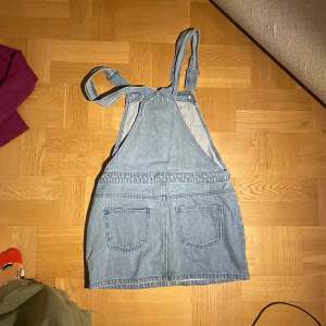 Kjol jumpsuit i jeans, aldrig använd.