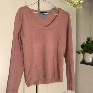 Rosa tröja - Säljer denna superfina, rosa v-ringade tröjan från Tommy hilfiger, då den inte längre kommer till användning💞köparen står för frakten 