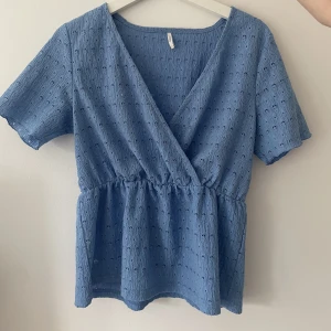 Blå tröja  - Fin blå blus/tröja😍 funkar till alla tillfällen 