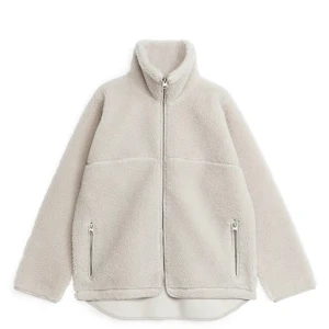 Arket jacka  - Säljer nu min fina mysiga High-Neck Pile jacka från arket! Storlek L men passar M! Priset kan diskuteras vid snabb affär 🥰