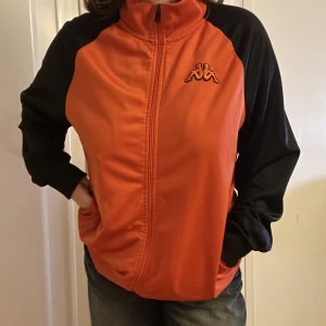 Kappa tröja - Vintage tröja från kappa, köpt secondhand men är i väldigt bra skick! Storlek xxl så sitter nedanför höften men går enkelt att vika upp och sitter snyggt oversized. 