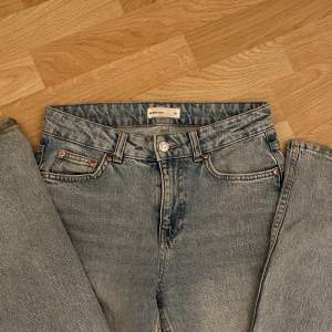 Säljer ett par fina mid waist jeans från Gina i strl 34. Nypris:600