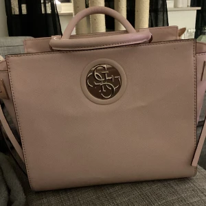 Guessväska - Äkta guess som inte används.  Extremt bra skick. 