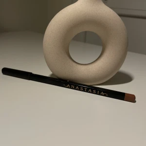 Anastasia lipliner + en gåva - Anastasia lipliner i färgen Caramel som jag har använt en gång, ord pris: 225. Skickar även med en lipliner från nyx i färgen hot cocoa. Den har jag använt ca 3-4 gånger. 