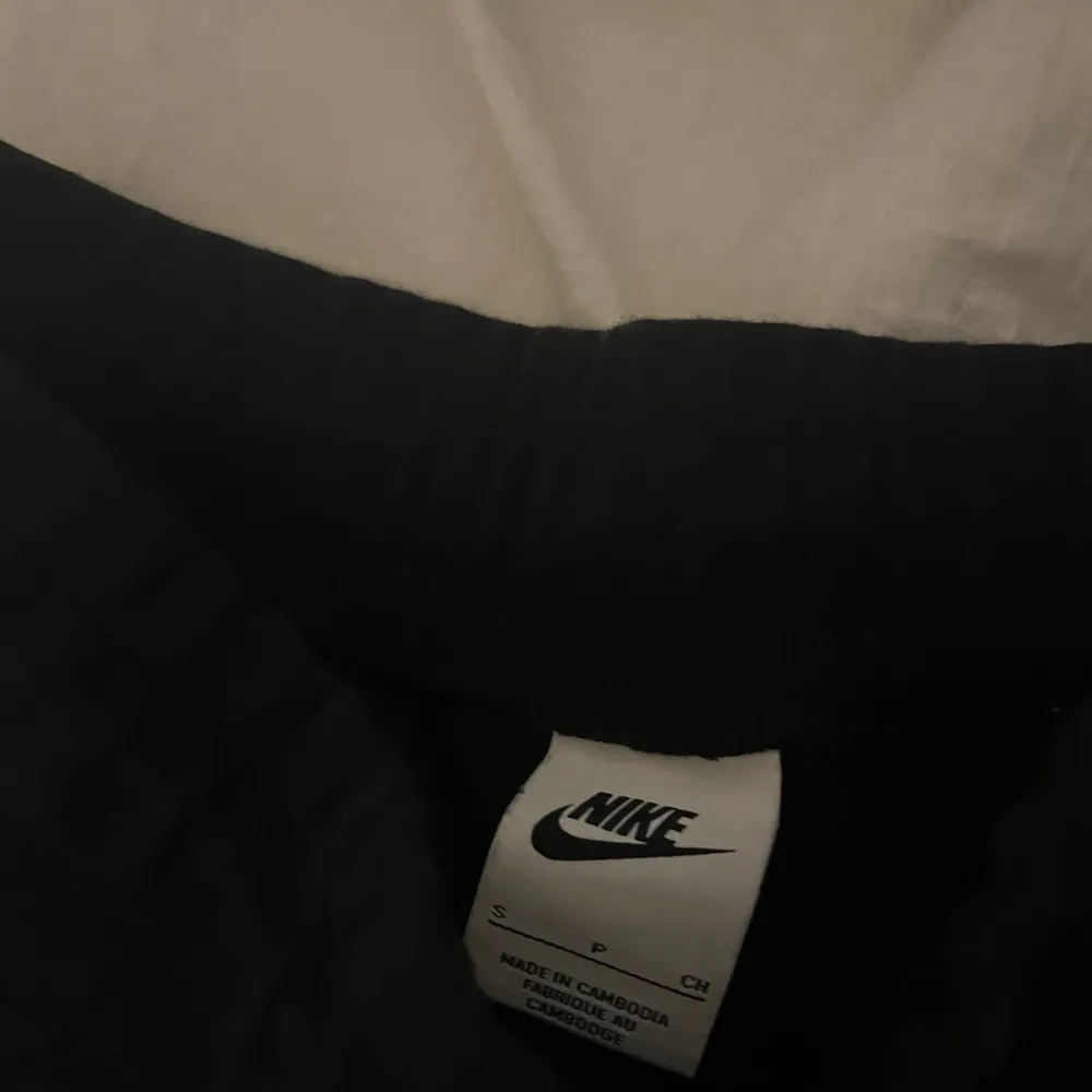 Svart Nike tech sett i storlek S, tröjan har ett litet hål på ena fickan men inget man märker av!. Hoodies.