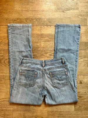 Lågmidjade bootcut jeans  - Säljer dessa superfina lågmidjade bootcut jeans med coola detaljer. Midjemått 37cm innerbenslängd 75 cm❤️‍🔥❤️‍🔥