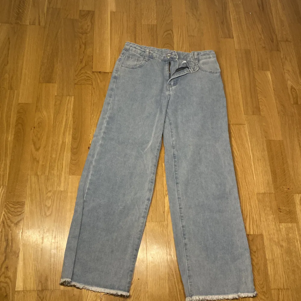 Original pris runt 200 Ljusblå jeans 🤍. Jeans & Byxor.