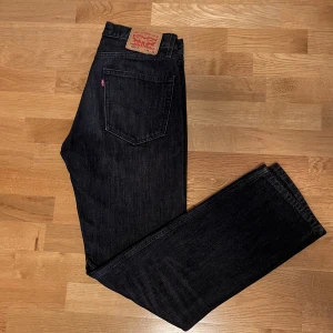 Levi’s 551z svart - Säljer nu mina Levi’s 551z i svart! 👖Jeansen är relativt använda men fortfarande i toppskick! Inga fläckar eller skador. Skriv om du har några frågor eller vill se fler bilder!📸Kom gärna med bud. 💸💵