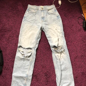 Slitna jeans - Ljusblå, slitna jeans med hål på knäna från Gina! Midwaist 💙Fint skick, as snygga ❤️ säljer pga för stora 🩵 pris diskuterbart 🩵premium denim från Gina