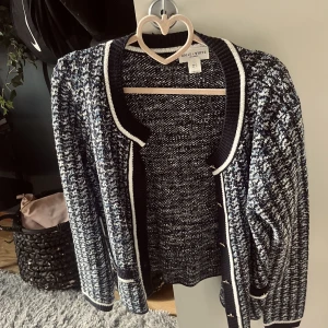 Stilig kofta  - Stilig kofta från Lindex med guldknappar. Toppskick. 