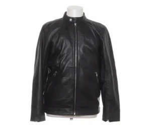 Läderjacka - Skit snygg läder jacka som är lagom oversized. En bra blandning mellan motorcycle och race jacka. Äkta läder och bara använt fåtal gånger. Säljer för har liknade<3