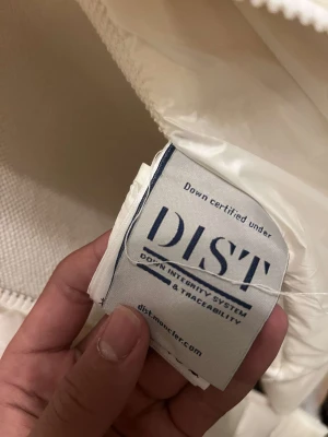 Cardigan - Här finns det mer bilder och om det skulle va så att du vill ha mer bilder så är det bara dm:a.   Det finns fler lappar.  NFC TAGG