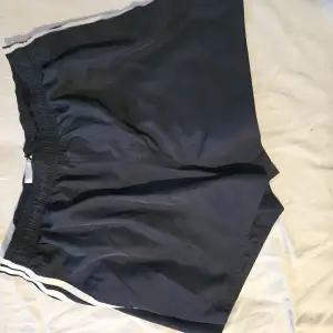 Klassiska adidss shorts, funkar toppen för träning eller till vardags