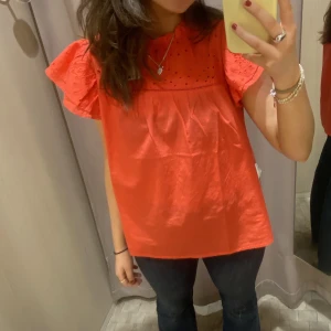 Blus - Säljer min superfina blus från märket Saint Tropez. Blusen är endast använd ett fåtal gånger och är därför i ett mycket bra skick!🤠 nypris ligger på 699kr men säljer för endast 399kr❤️❤️(+frakt) men det går såklart även bra att buda🤠🤠