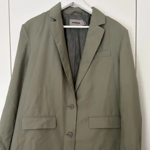 Blazer - Grön blazer från Nelly! Bianca Ingrossos kollektion. Köparen står för frakten!