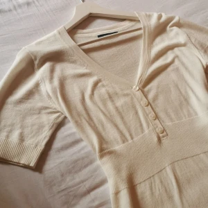 Blus topp - Finstickad topp från Greenhouse. I storlek L men passar mindre. Toppen är vit. (ser mörkare ut på bild). Perfekt till sommar. Knapparna går att knäppa upp. Sitter så fint på😊 Tunn och inte stickig. Jättebra skick. 