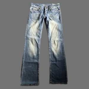 Lågmidjade Y2K bootcut jeans - Snygga lågmidjade y2k bootcut jeans! midjemåttet: 39cm tvärsöver, innerbenslängd: 81cm