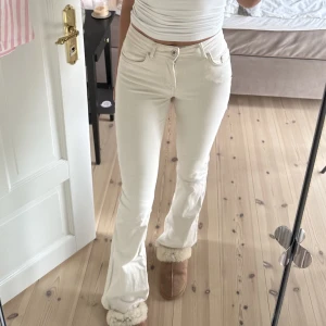 Bootcut jeans  - Inga fläckar eller slitningar. Går hela vägen ner till fötterna på mig som är 175 cm 