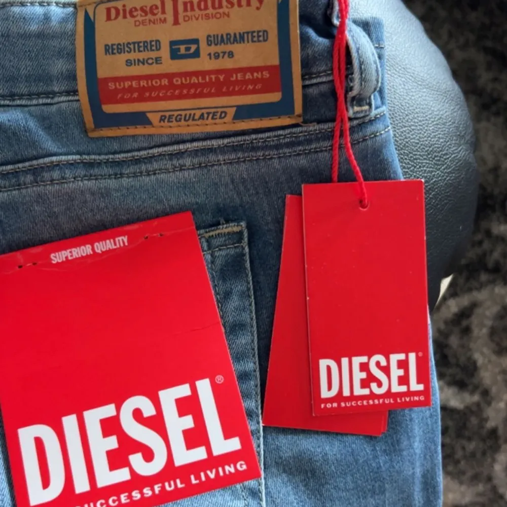 Säljer dessa diesel jeans, har aldrig använt dom. Lapparna som satt på jeansen är kvar. Väldigt stretchigt material, dom passar mig som har 36-38 i storlek, köpt på kidsbrandstore storlek 14y. Ordinarie pris: 1200kr . Jeans & Byxor.