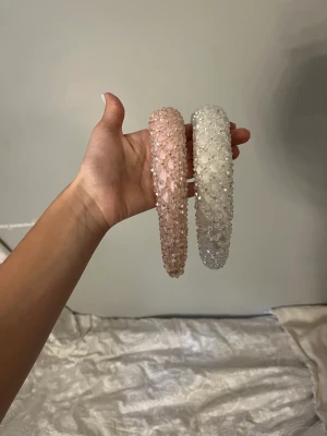 Diadem  - Säljer dessa superfina diadem från Åhléns då jag inte använder de och jag max använt de 2 gånger totalt! De kostar 400 styck i nypris! Jag säljer 1 för 230 och 2 för 400kr! 