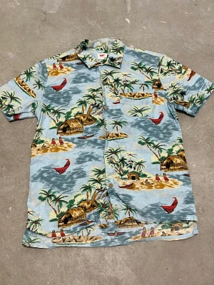 Levis Hawaii shirt - Levis Hawaii shirt  Storlek: S Använda max 3 gånger 