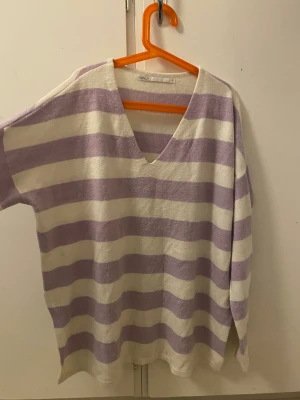 Sweater - Köpte denna tröja för nåt år sedan men den har för de mesta bara legat i garderoben. Strl är XS men passar S o M. Köpte den på ONLY på rea för 250kr Bor i borås så om du bor här gärna träffas upp. Om du bor längre bort så kan vi kanske fixa med posten
