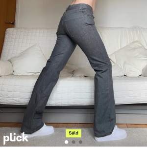 Skitsnygga gråa jeans! Köpte här på Plick men säljer vidare pga att de inte passade mig💘Storleken är W31L34 (passar 38 bra). Midjemått 82cm och innerbenslängd 85cm. (Första bilden är lånad från hon jag köpte av)💕