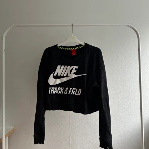 Nike sweatshirt  - Nike träningströja med tryck, dock användes aldrig för träning. Har hål för tummarna även  