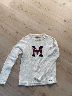 Stickad tröja Morris - Stickad tröja från Morris i gott skick. Väl använd men inga fläckar, skador eller liknande.