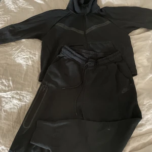 Nike Tech Fleece  - Svart Nike tech som aldrig kommer till användning, bra skick och knappt använt. De är storlek M men skulle säga att den är mer som S. Hela sättet för 800kr. Priset går att diskutera