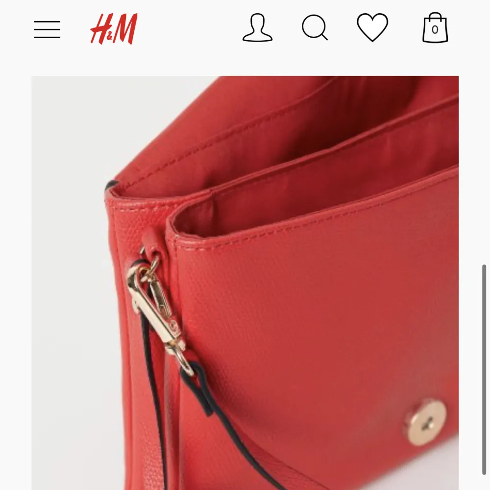 Röd axelremsväska från H&M, aldrig använt! . Väskor.