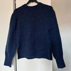 Mörkblå stickad tröja 💙 - Mörkblå stickad tröja från h&m 