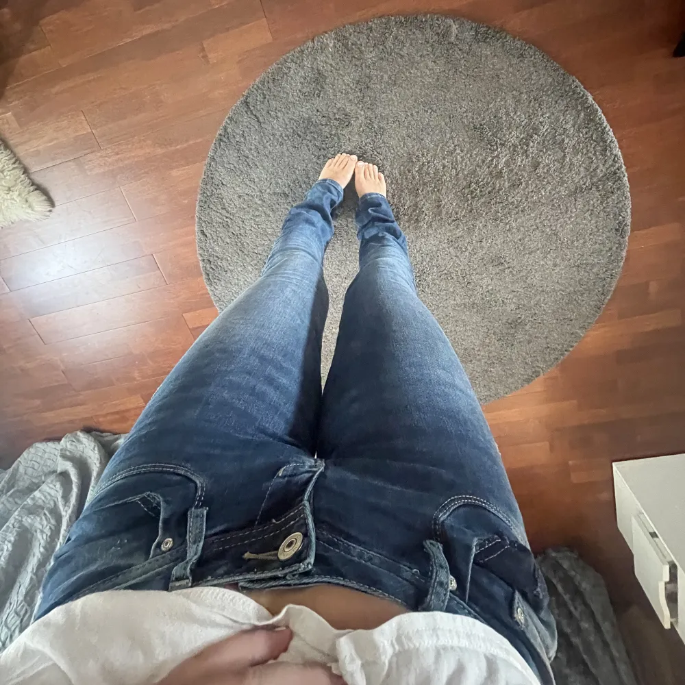 Lågmidjade jeans från LTB. Bara använda 1/2 ggr pga fel storlek för mig:) Långa! Jag är 169. Storlek 26/36. Jeans & Byxor.