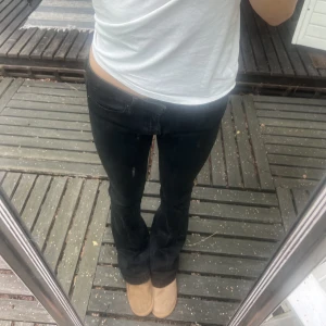 Svarat bootcut jeans  - Svarta lågmidjade bootcut jeans från zara 