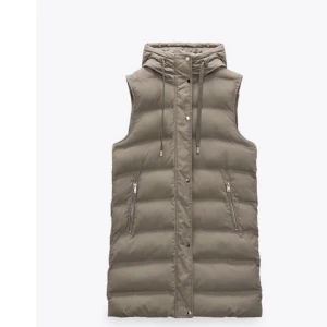 Zara väst - Köpt gör 559kr säljer för 200kr. Säljer pågrund utav att jag inte använder den. Inte smutsig alls, inte sliten eller sönder. Personen som köper står för frakten.