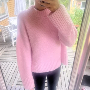 Stickad tröja  - Rosa stickad tröja från Gina tricot , Lite nopprig men inte mycket , Den finns kvar om det inte står såld. Använd gärna köp nu