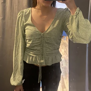 grön blus  - Säljer en jätte fin grön blus då den är lite stor. Storlek s. Säljer för 70kr + frakt💕💕