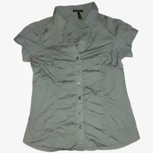 Ljusbrun-grå kortärmad skjorta med söta detaljer