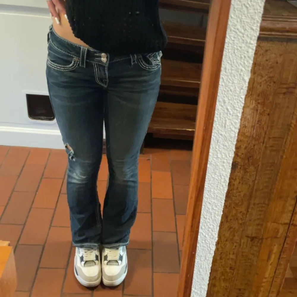 säljer dessa true religion jeans i storlek 27. midjemåttet är 36cm rakt över och innerbenslängden är ca 70 cm 💞 jag är 167 och de passar perfekt på mig. skriv för fler bilder💞. Jeans & Byxor.