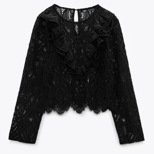 Zara fest topp - Sjukt snygg fest topp/blus från zara!!🙌🏽 Säljer den eftersom den inte riktigt är min stil längre och har inte kommit till användning. Skicket är som nytt och de går inte att köpa längre därav pris <3 alla bilderna är mina! 